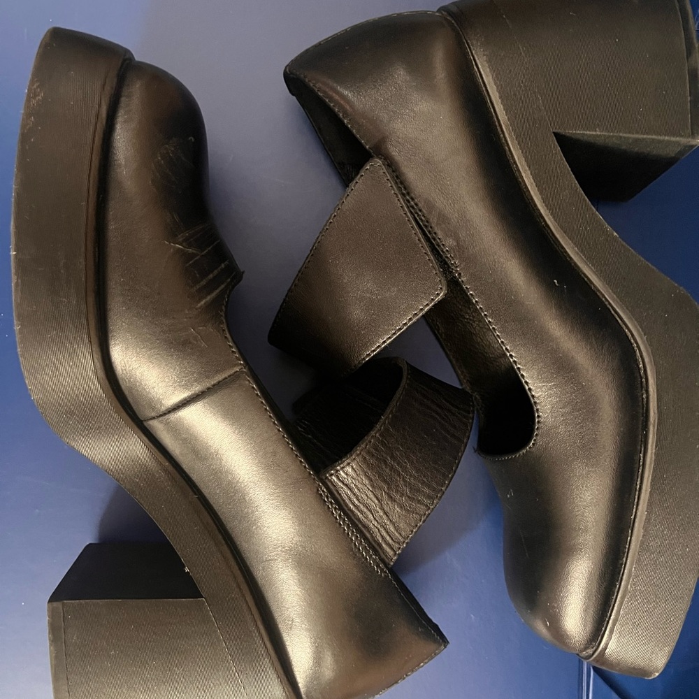 Vagabond Black Leather Platform Shoes
«Brooke»